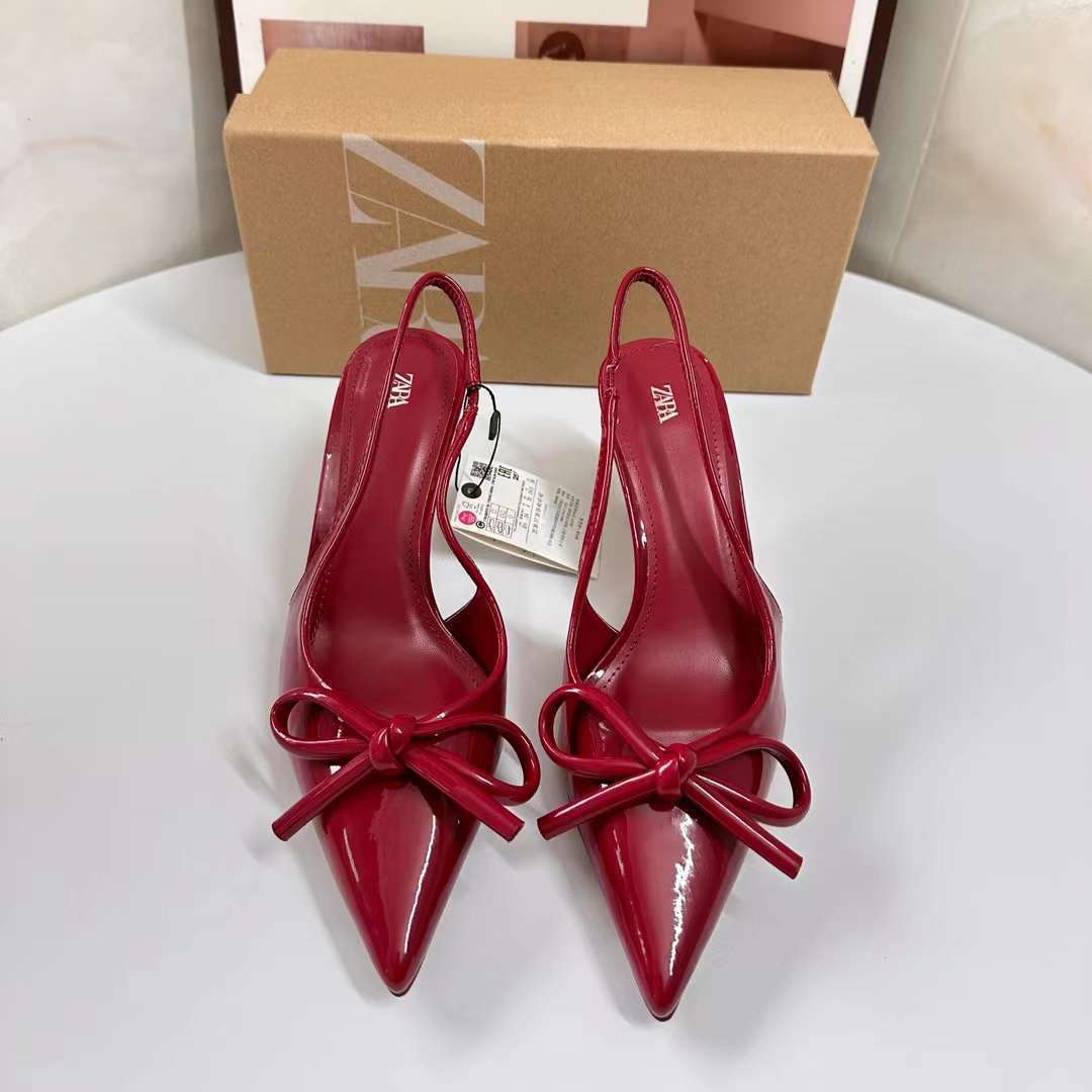 Pointed stiletto pumps: buckled sandals with bows.